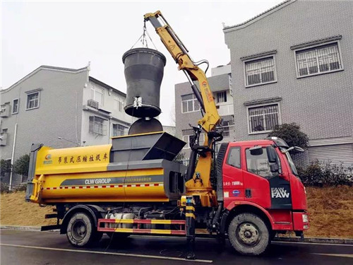 程力壓垃廠新上市的地埋式吊裝移動壓縮垃圾清運車及配套裝備，完美解決社區(qū)及垃圾堆放點臟亂差和老鼠、蒼蠅、污水橫流的垃圾儲存老大難頑疾；該車最新上市并召開了產(chǎn)品推薦會，深受用戶喜愛。