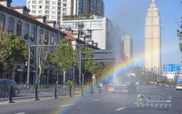 從抑塵到消毒，解放灑水抑塵車防疫消毒實(shí)力為人民服務(wù)！