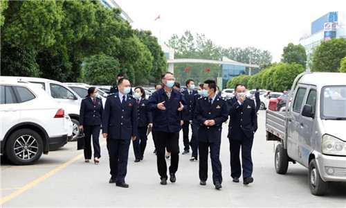 頭條：隨州市稅務(wù)局第一稽查局干部職工與程力汽車汽車集團共同舉辦“減稅費優(yōu)服務(wù)，助復產(chǎn)促發(fā)展 ”黨建下基層活動