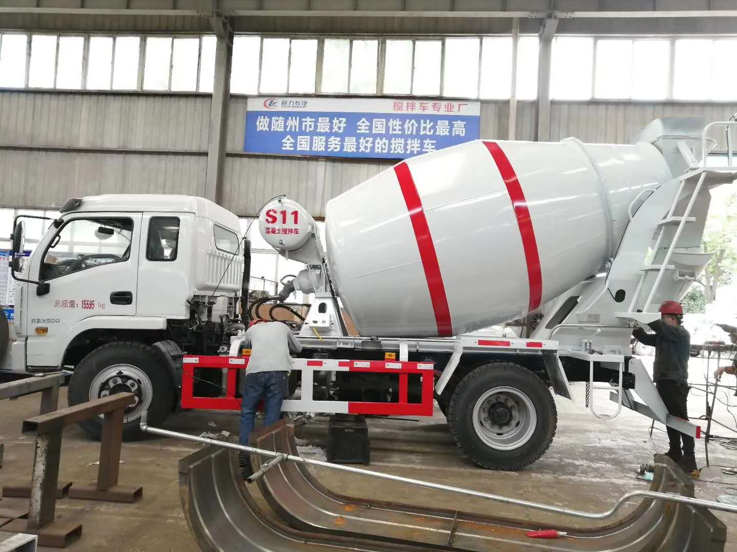 兩臺躍進(jìn)6方攪拌車準(zhǔn)備調(diào)試完畢發(fā)車，小方量攪拌車，靈活方便，上戶無憂！