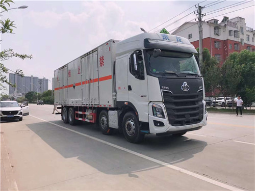 東風(fēng)柳汽四軸9.4米危貨廂式車環(huán)保燃油齊全，可出2類氣瓶、氣體、腐蝕、雜項(xiàng)等合格證，正常辦理營(yíng)運(yùn)證