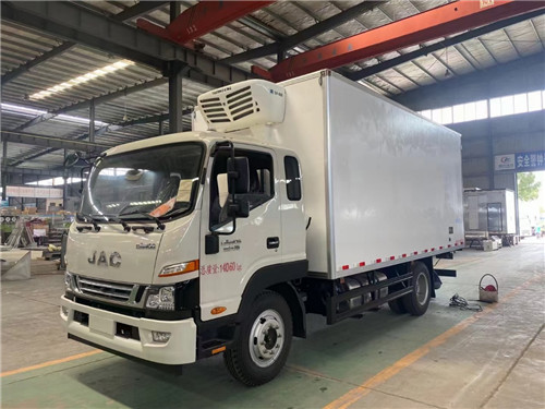 國(guó)六江淮中卡德沃斯5.5米冷藏車(chē)，10噸國(guó)六冷藏車(chē)