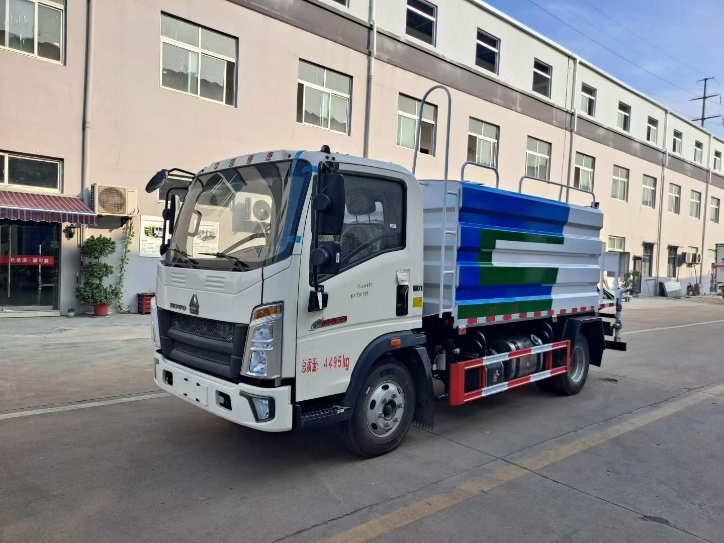 藍(lán)牌！上包?牌—重汽豪沃7灑方?水車
