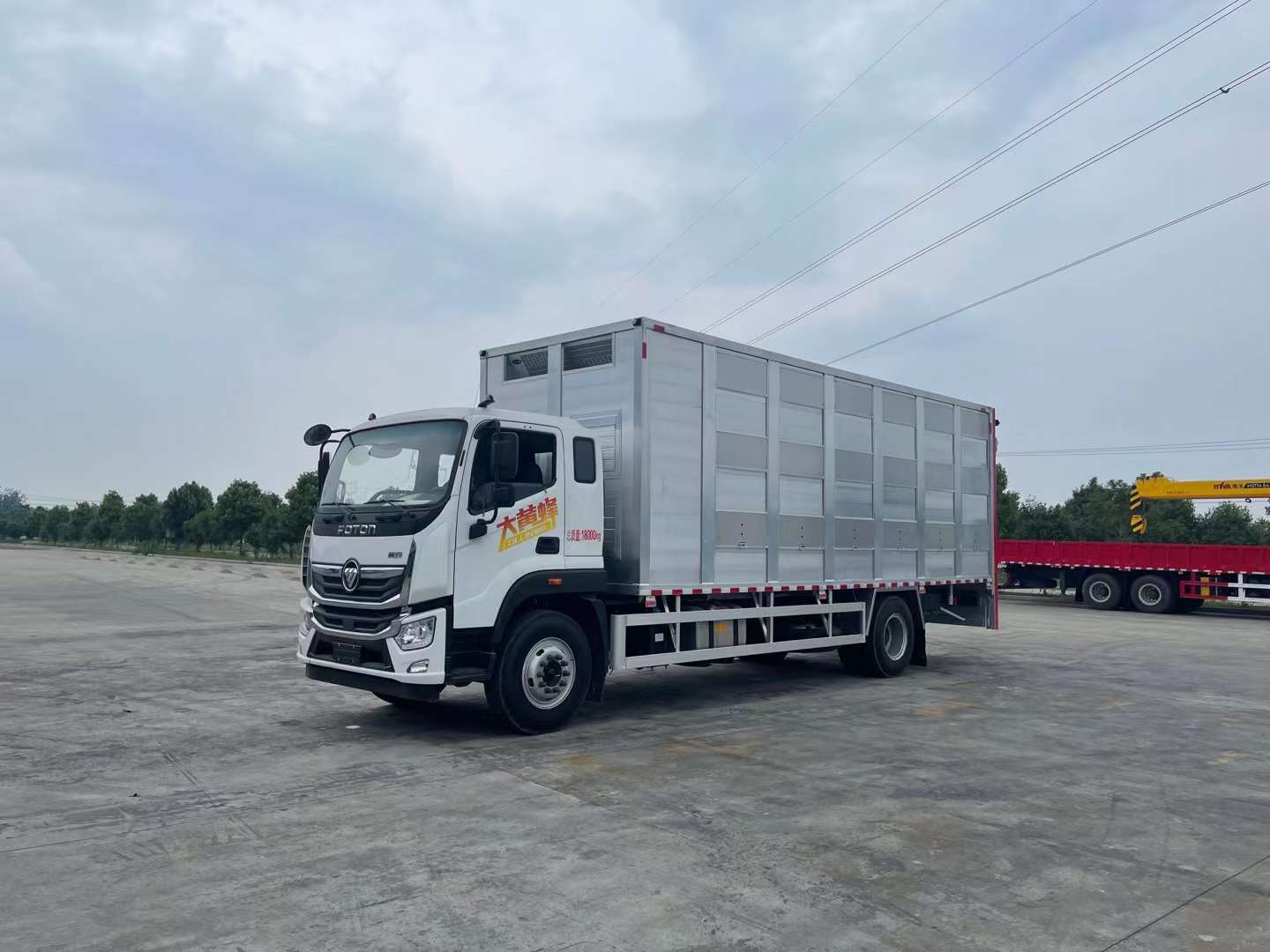 福田奧鈴單橋畜禽運輸車，7.7米鋁合金運豬車