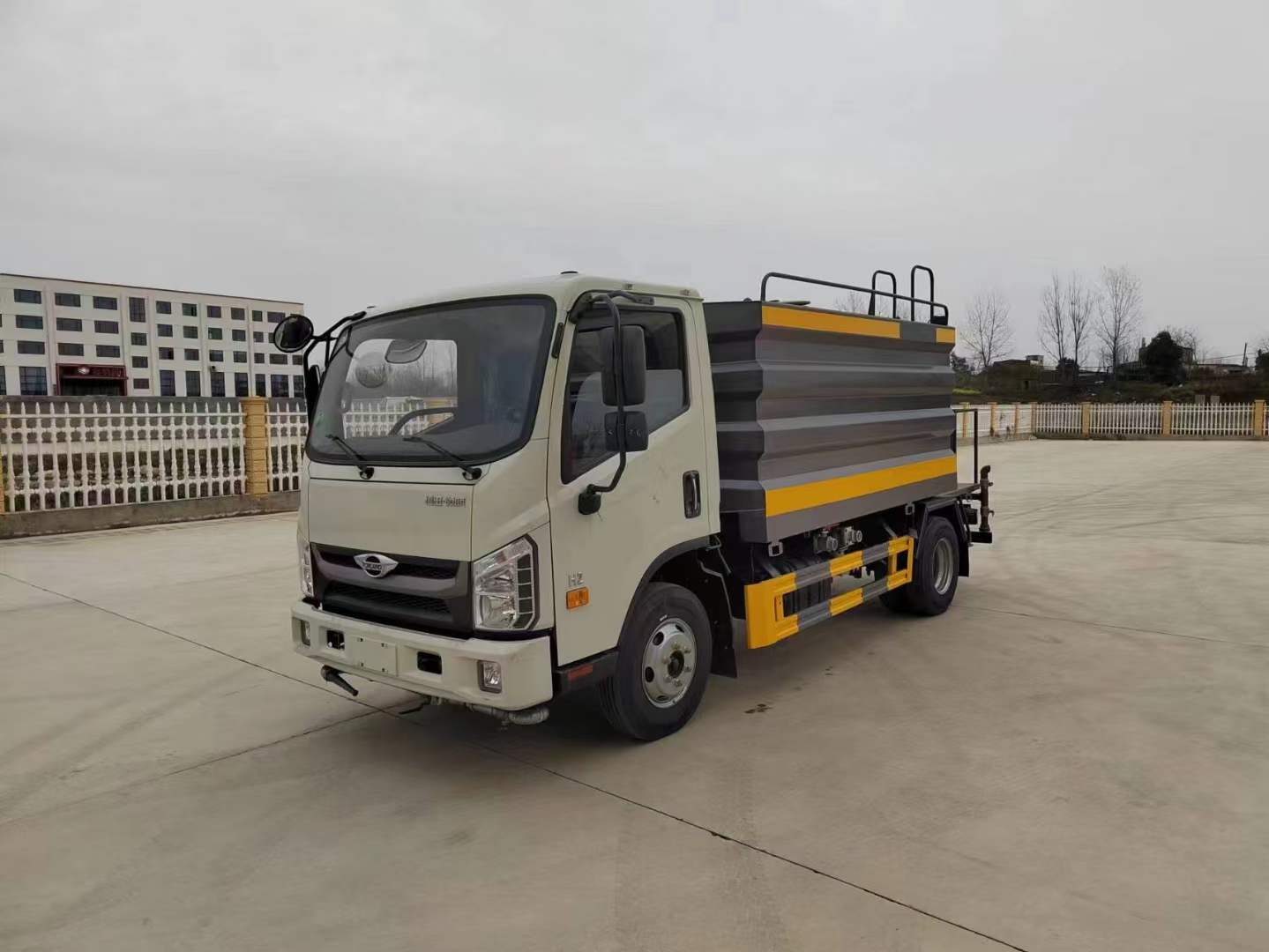 7.4噸藍(lán)牌灑水車！福田領(lǐng)航H2藍(lán)牌灑水車
