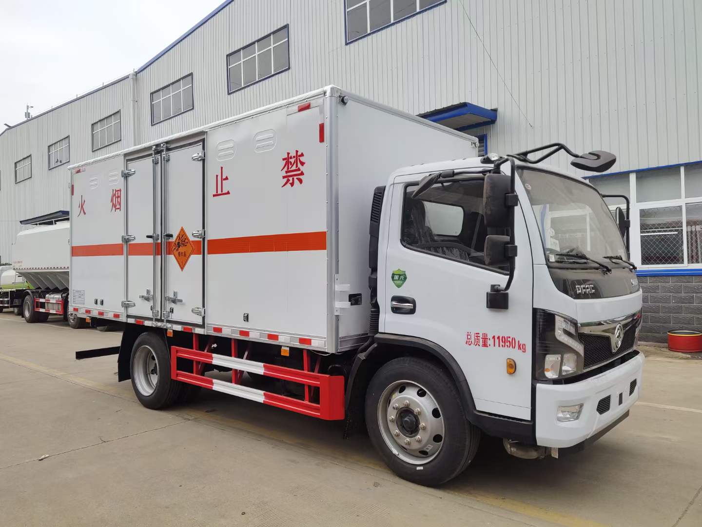 東風(fēng)福瑞卡F7氣瓶運(yùn)輸車，危貨廂式車，訂車返2000油卡
