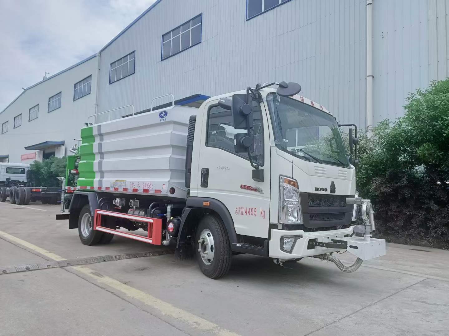 重汽豪沃7方灑水車,不僅能滿足你的大容量需求，還配備了各種實用功能和設(shè)施