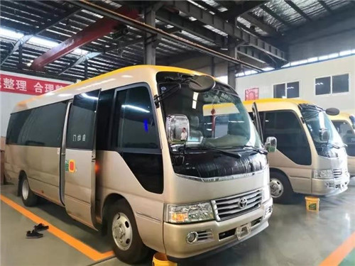 程力集團(tuán)旅居車專業(yè)廠廖總就軍運(yùn)會專用接待乘用車定制改裝生產(chǎn)情況向天河機(jī)場孟總等相關(guān)采購方作了匯報(bào)，從選購底盤到改裝技術(shù)，詳細(xì)地對生產(chǎn)等各環(huán)節(jié)進(jìn)行了介紹，并對目前已經(jīng)改裝出的一臺豐田考斯特乘用車樣車進(jìn)行了實(shí)物和功能性展示。