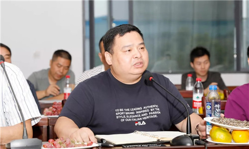 集團(tuán)公司總經(jīng)理程阿羅在發(fā)言中，要求大家以回顧建國七十周年取得偉大成就為動力，團(tuán)結(jié)拼搏敢為人先，以創(chuàng)新和高質(zhì)量發(fā)展為戰(zhàn)略抓手，積極為公司發(fā)展建言獻(xiàn)策；強(qiáng)調(diào)今年也是程力公司成立15周年，大家要發(fā)揚(yáng)主人翁的奉獻(xiàn)精神，在第四季度努力完成今年60億的專汽工業(yè)產(chǎn)值。 總經(jīng)理程阿羅勉勵(lì)大家，奔跑不停追夢不息，敢作為多作為，為程力公司“雙百工程”（百年品牌、百億產(chǎn)值）貢獻(xiàn)自己的青春和力量，順應(yīng)新時(shí)代中國特色社會主義建設(shè)的時(shí)代潮流。