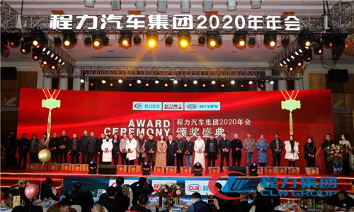 2020年，我們一要調(diào)整經(jīng)營(yíng)戰(zhàn)略，由粗放型向節(jié)約型轉(zhuǎn)變，由吃大鍋飯向成本核算精細(xì)化考核轉(zhuǎn)變，以經(jīng)濟(jì)責(zé)任制為主線(xiàn)，實(shí)行各單位利潤(rùn)、產(chǎn)值、產(chǎn)量考核。充分發(fā)揮兩級(jí)管理作用，公司領(lǐng)導(dǎo)實(shí)行一崗多責(zé)。所有生產(chǎn)模塊（直屬?gòu)S和專(zhuān)業(yè)廠）和經(jīng)營(yíng)模塊（底盤(pán)事業(yè)部等），全部構(gòu)建“利潤(rùn)中心”體制，一切圍繞“經(jīng)營(yíng)產(chǎn)值”和“經(jīng)營(yíng)利潤(rùn)”雙指標(biāo)，最終形成體現(xiàn)團(tuán)隊(duì)價(jià)值導(dǎo)向的職業(yè)經(jīng)理人薪酬制度。