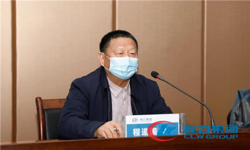 最后，集團(tuán)公司黨委書記何儒安宣讀了《程力集團(tuán)關(guān)于宣傳管理工作實(shí)施“五個(gè)一”新媒體矩陣工程的通知》，并對該工程的實(shí)施安排和重要意義發(fā)表了重要講話，并對會議進(jìn)行總結(jié)發(fā)言。