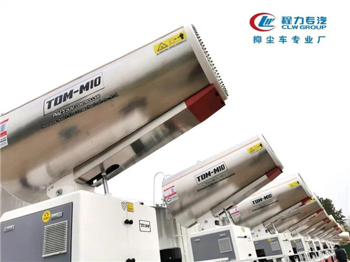 程力集團(tuán)抑塵車專業(yè)廠，程力速度，程力品牌。 國內(nèi)市場自3月中旬，開工復(fù)產(chǎn)擴(kuò)能以來，各廠突擊疫情期間積壓的訂單和井噴式報復(fù)性消費訂單，正如火如荼日夜加班加點趕產(chǎn)。各種大額訂單發(fā)車場景，感染著身邊的每一位員工，有的用戶為搶訂專用汽車和應(yīng)急裝備，排隊爭搶簽約支付定金，不少用戶提著全款等候在車間，產(chǎn)品下線就被搶購一空，出現(xiàn)了一車難求的壯觀局面。小編特編輯幾組場景圖片，以饗讀者。