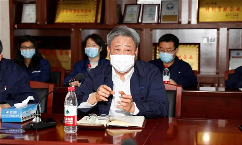 程力汽車集團黨委書記何儒安，向市稅務(wù)局第一稽查局的相關(guān)領(lǐng)導(dǎo)匯報了2019年度以及疫情期間的黨務(wù)工作。