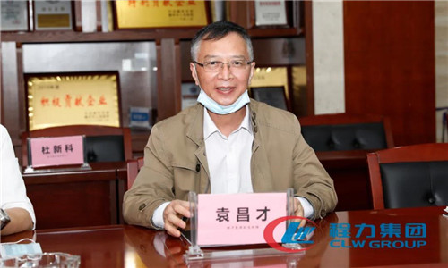 程力汽車集團總經理助理、財務總監(jiān)袁昌才，帶領指揮車廠、智能廂式車廠、房車廠、救護車廠、消防車廠、救險車廠、應急消防車廠等負責人參加了項目對接觀摩及座談。