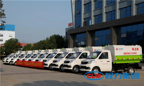  這種小型鄉(xiāng)鎮(zhèn)主流環(huán)衛(wèi)垃圾清運車，底盤離地角高，通過性好，箱體方正有效容積率大，特別適合我國鄉(xiāng)村道路作業(yè)，在廣大鄉(xiāng)鎮(zhèn)及農(nóng)村市場非常受歡迎。
