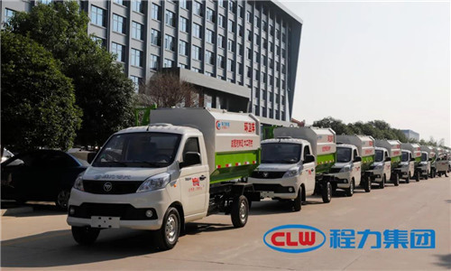  這種小型鄉(xiāng)鎮(zhèn)主流環(huán)衛(wèi)垃圾清運車，底盤離地角高，通過性好，箱體方正有效容積率大，特別適合我國鄉(xiāng)村道路作業(yè)，在廣大鄉(xiāng)鎮(zhèn)及農(nóng)村市場非常受歡迎。