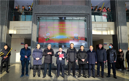 集團(tuán)公司高層組織在家的主要領(lǐng)導(dǎo)，以及各部門(mén)的中層干部及負(fù)責(zé)人，各直屬?gòu)S、專(zhuān)業(yè)廠、集團(tuán)成員廠總經(jīng)理，戶(hù)主經(jīng)理與各銷(xiāo)售精英團(tuán)隊(duì)負(fù)責(zé)人，程力汽車(chē)集團(tuán)簽約網(wǎng)紅共計(jì)200余人，在程力總部八號(hào)樓迎賓大廳共同見(jiàn)證了超額完成75億專(zhuān)汽產(chǎn)值的祝賀儀式。