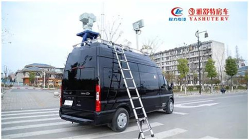外部：配備便攜式登頂梯， 在車體尾門做加強(qiáng)板預(yù)埋，設(shè)計登頂梯連接件，并裝有防滑腳踏板，結(jié)構(gòu)強(qiáng)度高，使用安全、可靠。