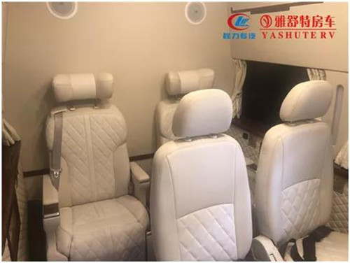 座椅：獨(dú)立座椅 2 套，供機(jī)柜工作臺操作人員使用。操作員座椅后部是領(lǐng)導(dǎo)座席，布置有 2 套獨(dú)立座椅，左側(cè)座椅配備有壁掛式翻板桌，配備有折疊式支腿，桌面有茶杯座，收納時可以直接可供臨時辦公、休息使用。車頂找平后，采用整體軟包覆處理，裝配有頂置空調(diào)，配備有組合式航空頂燈。