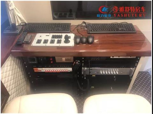 工作臺：機(jī)柜上部為實(shí)木工作臺面，安裝有頂部云臺攝像機(jī)控制手柄，便于操作人員辦公使用；