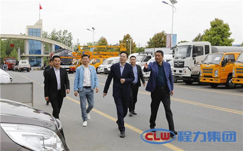比亞迪副總裁王杰（右二），在程力汽車集團副總、程力新能源汽車制造有限公司總經(jīng)理倪文濤（右一）、集團公司總經(jīng)辦服務(wù)中心主任張火生（左一）、程力新能源裝備車廠總經(jīng)理劉輝（左二）、程力汽車公司總經(jīng)理成向陽（后右一）的陪同下，參觀程力（曾都）汽車工業(yè)園。　　