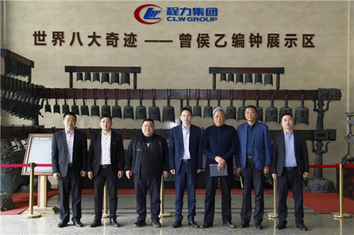 在程力汽車集團總部迎賓大廳，雙方代表觀摩世界八大奇跡編鐘后合影紀(jì)念　　