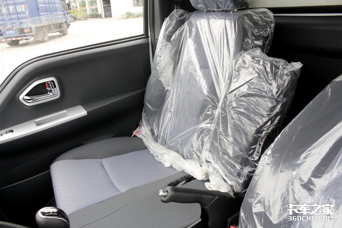 2.3L全柴機(jī) 途逸冷藏車(chē)可以合規(guī)拉1.8噸